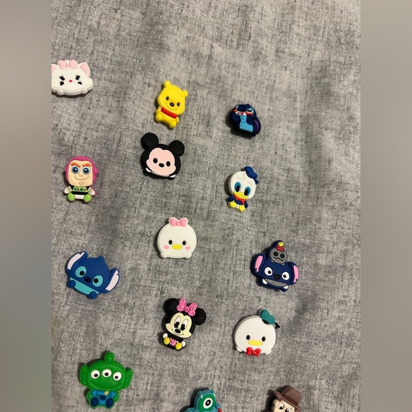 (5) Random Disney Emojis Croc Charms - Picture 3 of 6